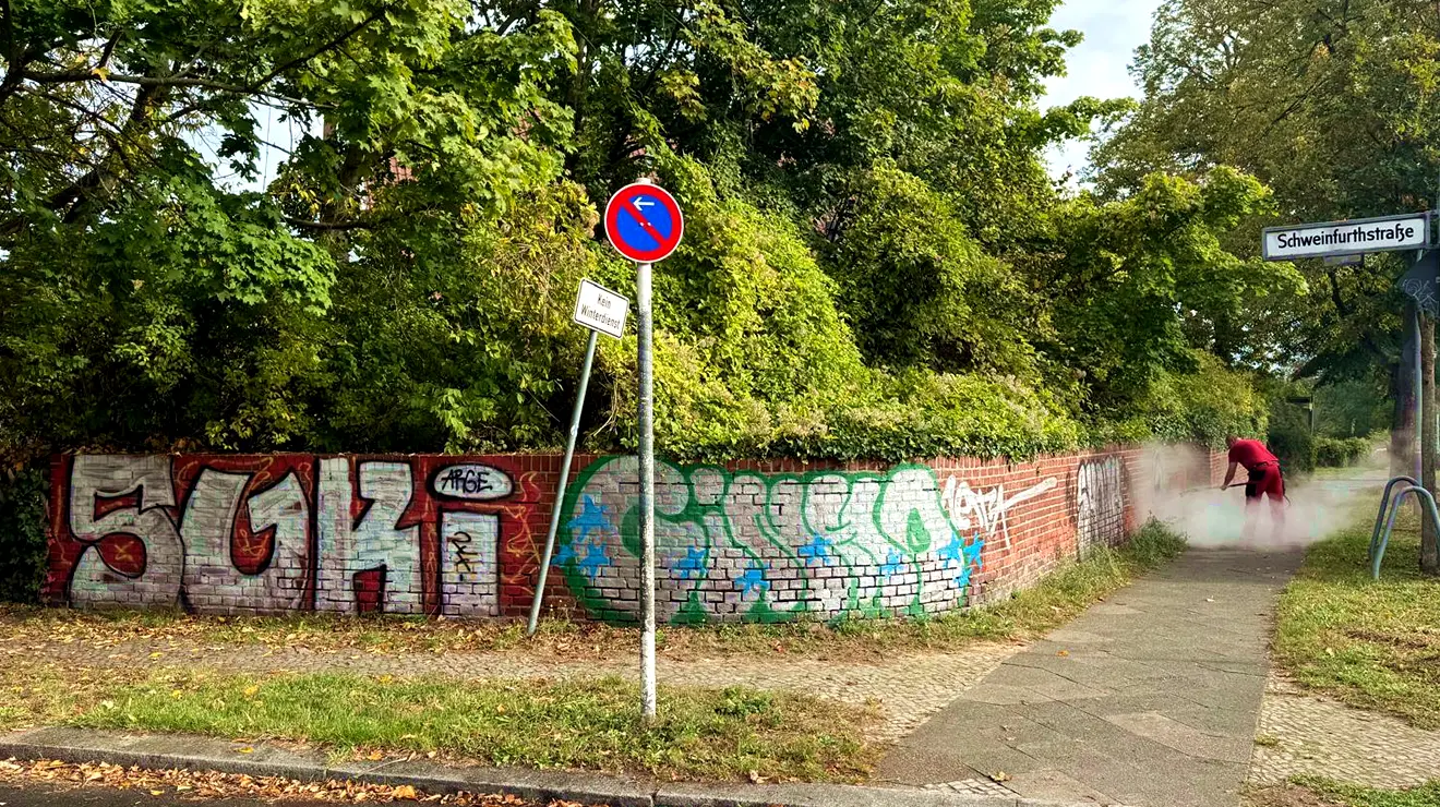 Hausfassade mit Graffiti