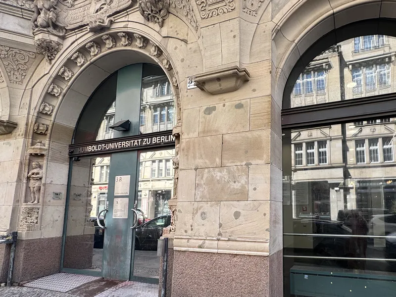 Humboldt Universität nach der Graffitientfernung