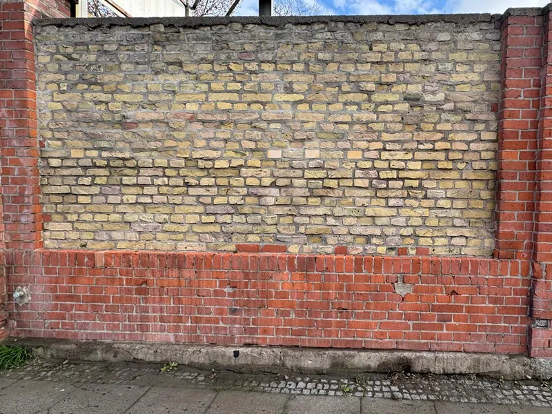Klinkermauer nach der Graffitientfernung