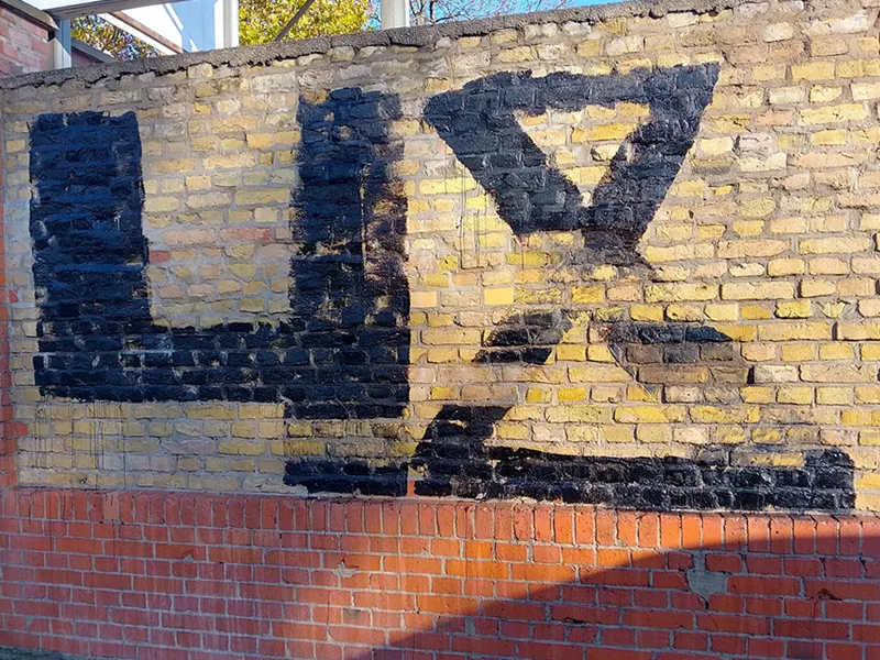 Klinkermauer mit Graffiti