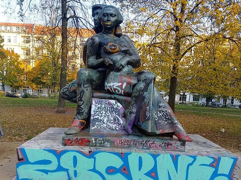 Skulptur mit Graffiti