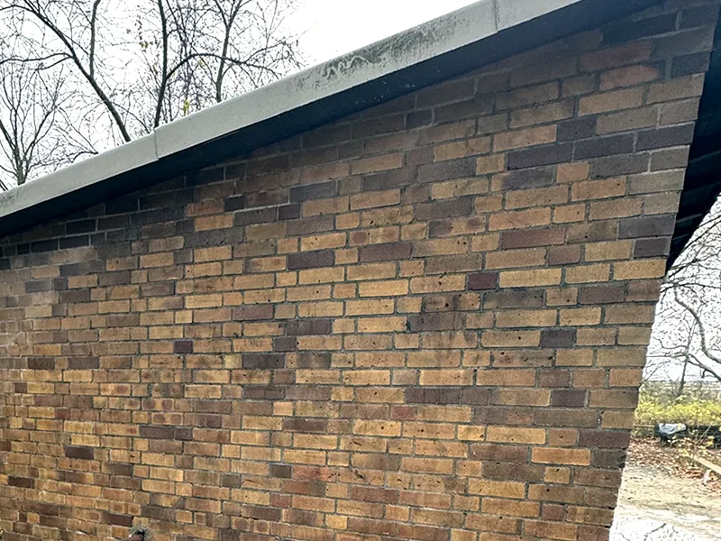 Wall-PC nach der Graffitientfernung